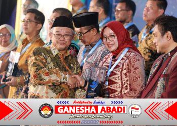 Banyak Program Inovatif, Bupati Ipuk Raih Dua Penghargaan Pendidikan dari Mendikdasmen