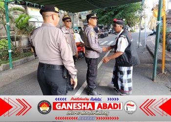 Kapolsek Dentim Sambang Kamtibmas di Pura Kayangan Desa Adat Sumerta Saat Upacara Ngenteg Linggih dan Pastikan Situasi Tetap Kondusif