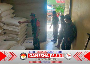 Lancar dan Transparan, Babinsa Kalijambe Pantau Langsung Penyaluran Pupuk Bersubsidi