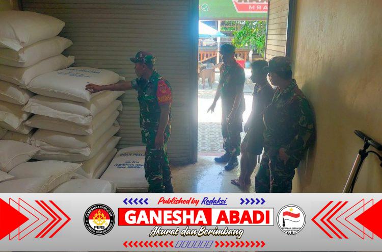 Lancar dan Transparan, Babinsa Kalijambe Pantau Langsung Penyaluran Pupuk Bersubsidi
