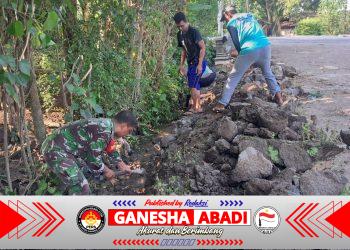 Babinsa dan Warga Candirejo Gotong Royong Bangun Talud Jalan