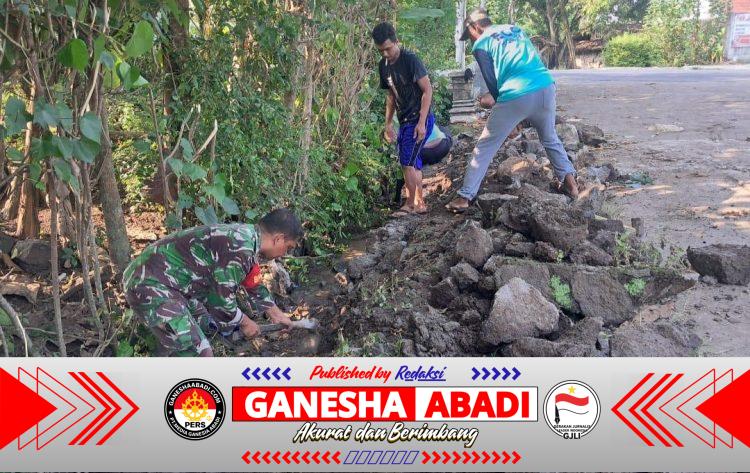 Babinsa dan Warga Candirejo Gotong Royong Bangun Talud Jalan