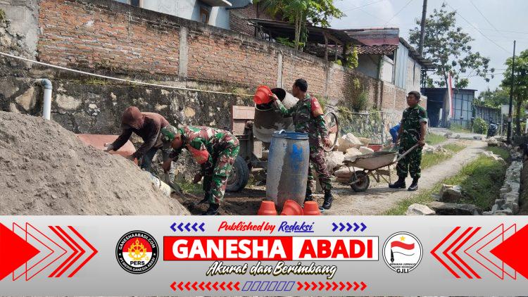 Saat Seragam Loreng Menyatu dengan Cangkul dan Semen di Tirto Mulyo