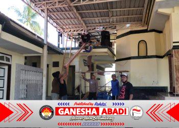 Babinsa Pakistaji dan BPD Desa Pakistaji Kompak Gelar Kerja Bakti Perbaiki Masjid Jelang Musim Hujan