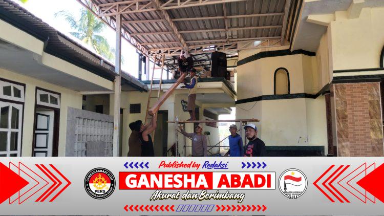 Babinsa Pakistaji dan BPD Desa Pakistaji Kompak Gelar Kerja Bakti Perbaiki Masjid Jelang Musim Hujan
