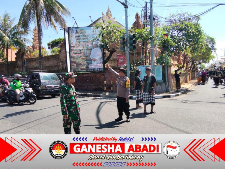 Bhabinkamtibmas Polsek Dentim Kawal Sejumlah Prosesi Ngaben di Beberapa Wilayah