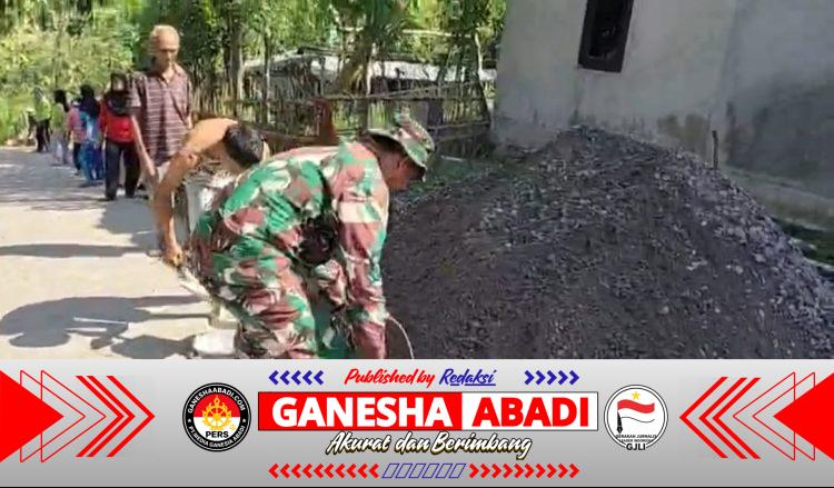 Semangat Gotong Royong Tak Pernah Padam, Babinsa Terjun Langsung Demi Jalan Desa