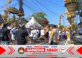 Bhabinkamtibmas Desa Penatih Dangin Puri Bersama Babinsa dan Pecalang Amankan Prosesi Nyenuk di Desa Adat Bekul