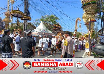 Bhabinkamtibmas Desa Penatih Dangin Puri Bersama Babinsa dan Pecalang Amankan Prosesi Nyenuk di Desa Adat Bekul