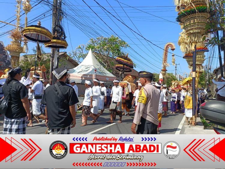Bhabinkamtibmas Desa Penatih Dangin Puri Bersama Babinsa dan Pecalang Amankan Prosesi Nyenuk di Desa Adat Bekul
