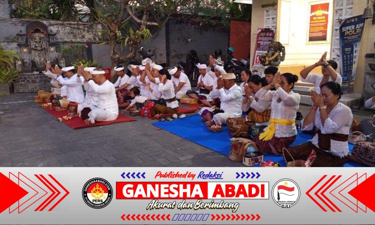 Perkuat Sradha Bhakti, Personel Polsek Dentim Gelar Doa Bersama Rainan Purnama