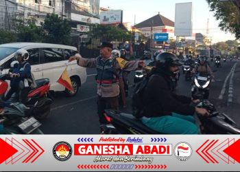 Cegah Penumpukan Kendaraan Bhabinkamtibmas Desa Pemecutan Kaja Laksanakan Ph Pagi Di Depan Smkn 1 Denpasar
