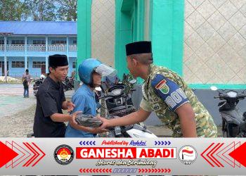 Prajurit Yonif TP 859/RBK Menebar Kebaikan di Hari Jumat yang Penuh Berkah, Menguatkan Persaudaraan Dengan Masyarakat Kab. Supiori