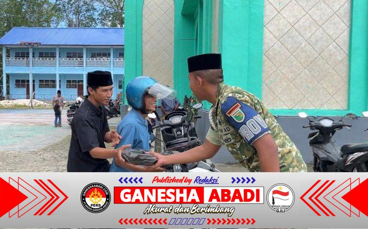 Prajurit Yonif TP 859/RBK Menebar Kebaikan di Hari Jumat yang Penuh Berkah, Menguatkan Persaudaraan Dengan Masyarakat Kab. Supiori