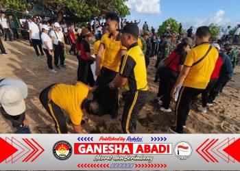 Sinergi TNI-Polri, Pemerintah dan Masyarakat Warnai Aksi Bersih Lingkungan di Pantai Samuh Kuta Selatan