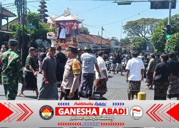 Bhabinkamtibmas Polsek Dentim Atensi Sejumlah Prosesi Ngaben, Pastikan Kegiatan Berjalan Aman dan Lancar