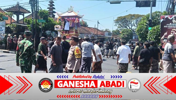 Bhabinkamtibmas Polsek Dentim Atensi Sejumlah Prosesi Ngaben, Pastikan Kegiatan Berjalan Aman dan Lancar