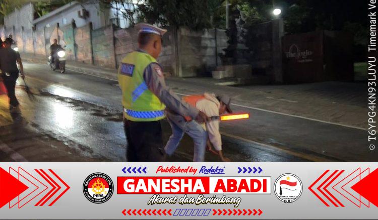 Respons Cepat Polsek Kuta Selatan Tangani Tumpahan Cor di Jalan Uluwatu I Ungasan