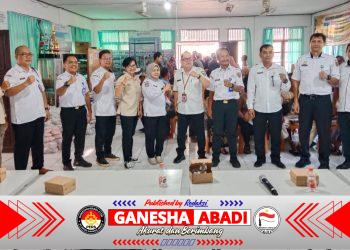 Perdana Kelurahaan Buntok Kota Salurkan Bonsos Pangan Sembako “Huma Betang Sejahtera”.