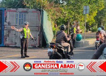Truk Bermuatan Air Mineral Terguling di Banyuwangi Setelah Ban Belakang Meletus