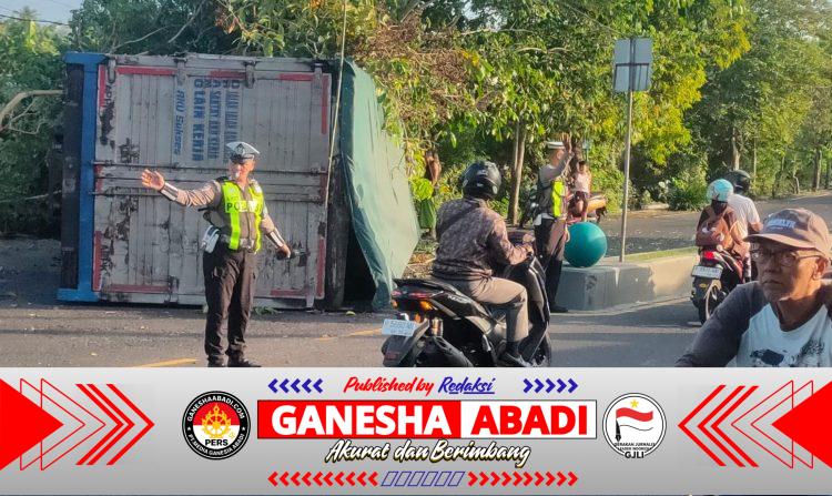 Truk Bermuatan Air Mineral Terguling di Banyuwangi Setelah Ban Belakang Meletus