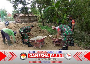Gotong Royong Tak Pernah Usang, Babinsa dan Warga Doyong Bersatu Perbaiki Jalan Demi Kelancaran Aktivitas