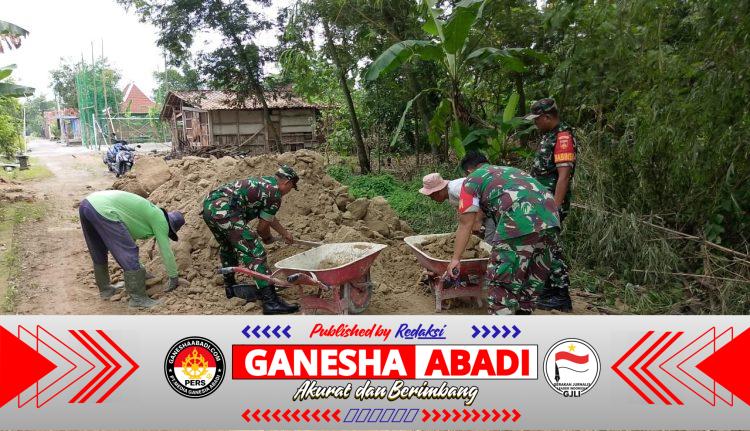 Gotong Royong Tak Pernah Usang, Babinsa dan Warga Doyong Bersatu Perbaiki Jalan Demi Kelancaran Aktivitas