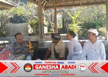 Perkuat Sinergi dengan Pengempon Pura, Bhabinkamtibmas Kesiman Petilan Laksanakan DDS di Pura Campuhan Windhu Segara