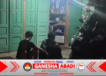 Patroli Malam, Anggota Koramil Manyaran Sempatkan Komsos Dengan Warga