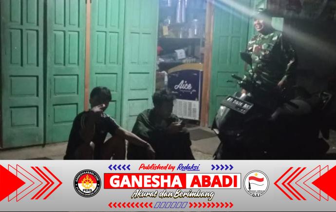 Patroli Malam, Anggota Koramil Manyaran Sempatkan Komsos Dengan Warga