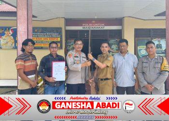 Kades Muara Rengas Serahkan Senpira ke Polsek Muara Lakitan,,