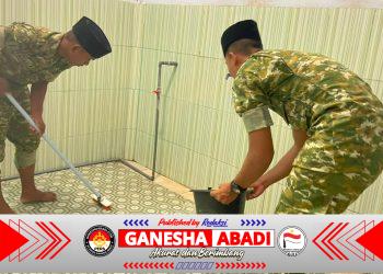 Dari Masjid An-Nur Supiori Aksi Sederhana Prajurit Yonif TP 859/RBK yang Membuat Senyum Mengembang di Hari Jumat yang penuh berkah