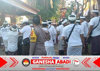 Sinergi Bhabinkamtibmas dan Pecalang Amankan Prosesi Pengebek di Pura Agung Kesiman Petilan