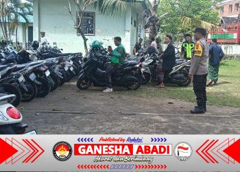 Ciptakan Kamtibmas Kondusif, Bhabinkamtibmas Kesiman Petilan Kawal Pelaksanaan Sholat Jumat di Musholla Al Falah