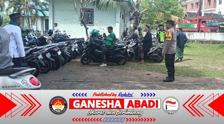 Ciptakan Kamtibmas Kondusif, Bhabinkamtibmas Kesiman Petilan Kawal Pelaksanaan Sholat Jumat di Musholla Al Falah
