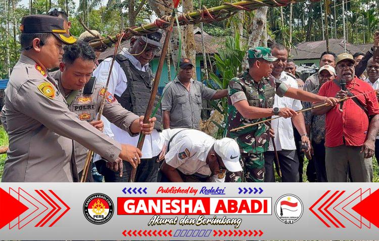 Dandim 1710/Mimika Ajak Warga Jaga Persaudaraan dalam Prosesi Perdamaian Perang Suku di Kwamki Narama