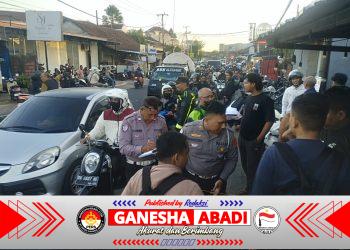 Unit Gakkum Satlantas Polresta Denpasar Lakukan Pemeriksaan Kecelakaan Mobil Tabrak Warung, Dua Orang Terluka