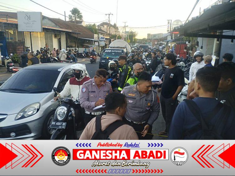 Unit Gakkum Satlantas Polresta Denpasar Lakukan Pemeriksaan Kecelakaan Mobil Tabrak Warung, Dua Orang Terluka