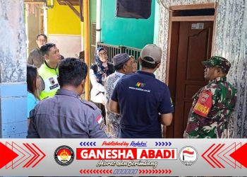 Babinsa Bhabinkamtibmas & Lurah Joyotakan Edukasi Terkait Pelepasan Stiker Warga Miskin