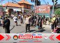 Bersama Unsur Adat dan Linmas, Bhabinkamtibmas Amankan Prosesi Ngaben di Banjar Abiannangka Kaja