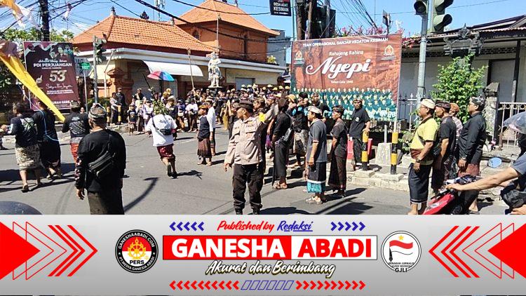 Bersama Unsur Adat dan Linmas, Bhabinkamtibmas Amankan Prosesi Ngaben di Banjar Abiannangka Kaja