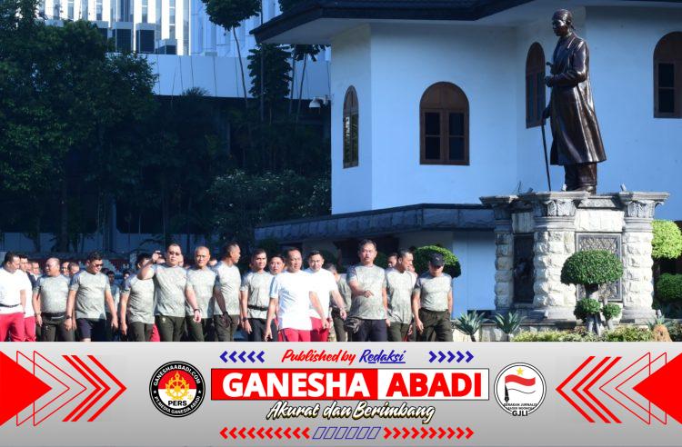 Panglima TNI dan Kasad Perkuat Soliditas Melalui Olahraga Bersama Prajurit JAKARTA – Panglima TNI Jenderal TNI Agus Subiyanto bersama Kepala Staf Angkatan Darat (Kasad) Jenderal TNI Maruli Simanjuntak melaksanakan olahraga bersama prajurit di Markas Besar Angkatan Darat (Mabesad), Jakarta, Jumat (10/7/2026). Kegiatan ini menjadi bagian dari pembinaan personel untuk menjaga kebugaran, memperkuat soliditas, dan meningkatkan kesiapan prajurit dalam melaksanakan tugas. Rangkaian kegiatan diawali dengan senam pemanasan, dilanjutkan jalan bersama serta berbagai aktivitas kebugaran. Kebersamaan yang terjalin antara pimpinan dan prajurit mencerminkan soliditas yang terus dipupuk melalui pembinaan personel secara berkelanjutan. Selain menjaga kondisi fisik, kegiatan ini juga mempererat hubungan antarpersonel sehingga mendukung kesiapan dalam menghadapi dinamika tugas. Olahraga bersama ini merupakan salah satu bentuk pembinaan guna mewujudkan prajurit TNI yang profesional, responsif, integratif, modern, dan adaptif. Dengan fisik yang prima, disiplin yang terjaga, serta soliditas yang semakin kuat, prajurit TNI diharapkan senantiasa siap memberikan pengabdian terbaik kepada bangsa dan negara. (Redaksi Media Nasional Ganesha Abadi)