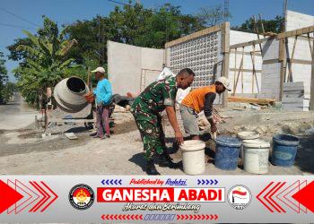 Gotong Royong Bangun Rumah Warga, Babinsa Nogosari Perkuat Kemanunggalan TNI dan Rakyat