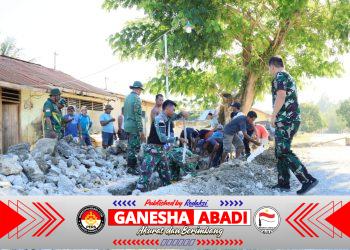Semangat Kebersamaan Satgas TMMD ke-129 Kodim 1505/Tidore dan Warga Terus Menggelora di Lokasi Pembangunan Drainase