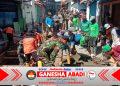 Terik Sinar Matahari Tak Surutkan Satgas TMMD, Ormas dan Warga Dalam Pengecoran Begesteng Kanan Kiri Saluran Air