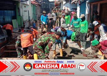 Terik Sinar Matahari Tak Surutkan Satgas TMMD, Ormas dan Warga Dalam Pengecoran Begesteng Kanan Kiri Saluran Air
