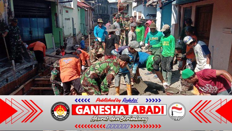 Terik Sinar Matahari Tak Surutkan Satgas TMMD, Ormas dan Warga Dalam Pengecoran Begesteng Kanan Kiri Saluran Air