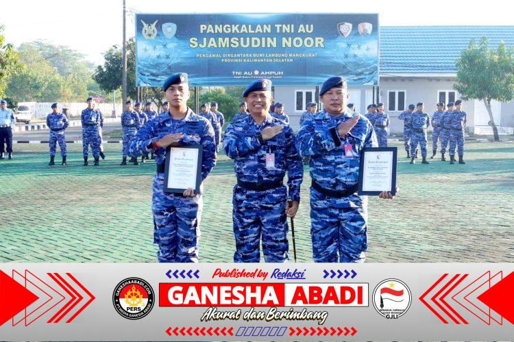 Harumkan Nama Satuan di PORAU 2026, Komandan Lanud Sjamsudin Noor Anugerahkan Piagam Penghargaan Kepada Dua Personel Berprestasi