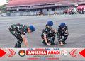 Pastikan Apron Bebas FOD, Personel Lanud Sjamsudin Noor Sisir Benda Asing Jaga Keselamatan Penerbangan Tetap Aman