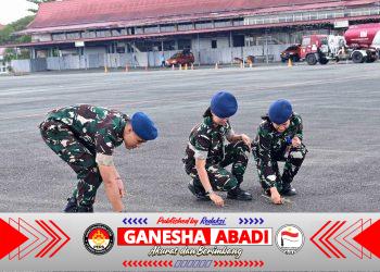 Pastikan Apron Bebas FOD, Personel Lanud Sjamsudin Noor Sisir Benda Asing Jaga Keselamatan Penerbangan Tetap Aman